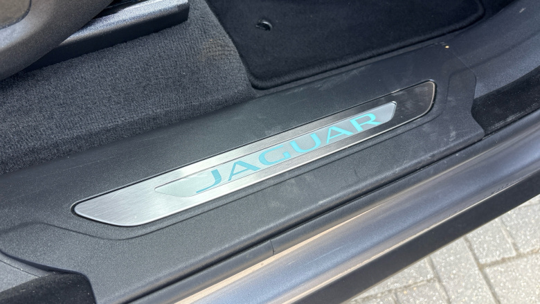 Jaguar F-Pace 2.0 D200 R-Dynamic HSE Black 5dr Auto AWD Diesel Estate